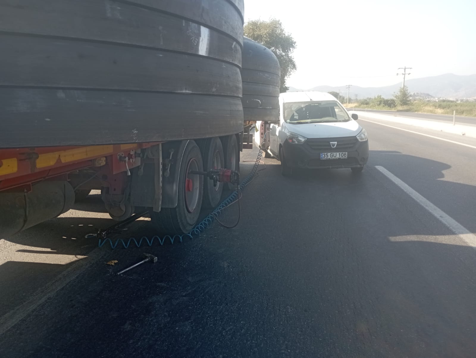 Aydın mobil lastikçi ekibi yol kenarında lastik değişimi yaparken